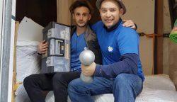 שני אנשים יושבים במשאית נוסעת מלאה בארגזים ורהיטים. אחד מחזיק ארגז כלים, השני גביע. שניהם לובשים חולצות כחולות, כאשר אחת לובשת כובע. כשהם מחייכים ולוקחים הפסקה, הם חושבים עד כמה המסע נטול מתחים הודות לכיסוי הביטוח הובלות שלהם.